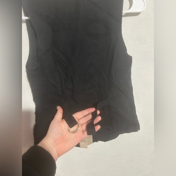 Abercrombie & Fitch colorblock tailored vest in a black and tan linen-cotton - Picture 7 of 8